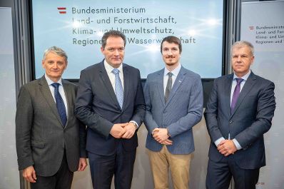 Land- und Forstwirtschaftsminister Norbert Totschnig, die beiden Vorst&auml;nde der &Ouml;sterreichischen Bundesforste Mag. Georg Sch&ouml;ppl und DI Andreas Gruber sowie Dr. Florian Kunz von der Universit&auml;t f&uuml;r Bodenkultur sprechen zu Wald und Wild im Gleichgewicht