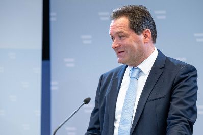 DI Dr. Peter Mayer, LRin Simone Schmiedtbauer und Bundesminister Norbert Totschnig bei der Pressekonferenz zum Wildschadensbericht.