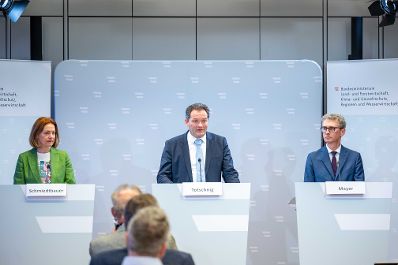 DI Dr. Peter Mayer, LRin Simone Schmiedtbauer und Bundesminister Norbert Totschnig bei der Pressekonferenz zum Wildschadensbericht.