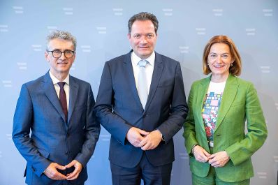 DI Dr. Peter Mayer, LRin Simone Schmiedtbauer und Bundesminister Norbert Totschnig bei der Pressekonferenz zum Wildschadensbericht.