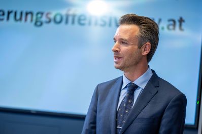 Herr Bundesminister Norbert Totschnig stellt bei einer Pressekonferenz gemeinsam mit Vorsitzende der UFI-Kommission und steirische Landesr&auml;tin Simone Schmiedtbauer und KPC-Abteilungsleiter Andreas Vidic die Sanierungsoffensive vor.