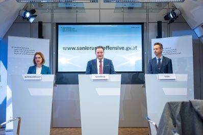 Herr Bundesminister Norbert Totschnig stellt bei einer Pressekonferenz gemeinsam mit Vorsitzende der UFI-Kommission und steirische Landesr&auml;tin Simone Schmiedtbauer und KPC-Abteilungsleiter Andreas Vidic die Sanierungsoffensive vor.