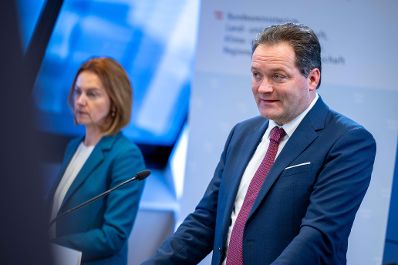 Herr Bundesminister Norbert Totschnig stellt bei einer Pressekonferenz gemeinsam mit Vorsitzende der UFI-Kommission und steirische Landesr&auml;tin Simone Schmiedtbauer und KPC-Abteilungsleiter Andreas Vidic die Sanierungsoffensive vor.