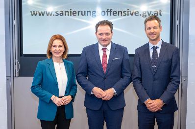 Herr Bundesminister Norbert Totschnig stellt bei einer Pressekonferenz gemeinsam mit Vorsitzende der UFI-Kommission und steirische Landesr&auml;tin Simone Schmiedtbauer und KPC-Abteilungsleiter Andreas Vidic die Sanierungsoffensive vor.