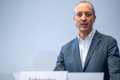 Der vorliegende 14. Umweltkontrollbericht dokumentiert den Zustand der Umwelt im Zeitraum von Juli 2022 bis Juni 2025. Herr Bundesminister Norbert Totschnig pr&auml;sentierte diesen im Rahmen einer Pressekonferenz gemeinsam mit Frau Aichberger vom Umweltbundesamt und SC Schneider.