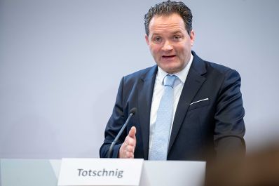Der vorliegende 14. Umweltkontrollbericht dokumentiert den Zustand der Umwelt im Zeitraum von Juli 2022 bis Juni 2025. Herr Bundesminister Norbert Totschnig pr&auml;sentierte diesen im Rahmen einer Pressekonferenz gemeinsam mit Frau Aichberger vom Umweltbundesamt und SC Schneider.