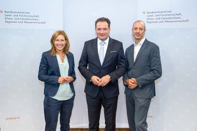 Der vorliegende 14. Umweltkontrollbericht dokumentiert den Zustand der Umwelt im Zeitraum von Juli 2022 bis Juni 2025. Herr Bundesminister Norbert Totschnig pr&auml;sentierte diesen im Rahmen einer Pressekonferenz gemeinsam mit Frau Aichberger vom Umweltbundesamt und SC Schneider.