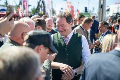 Herr Bundesminister Norbert Totschnig besuchte die Rieder Messe. Beginn war die offizielle Er&ouml;ffnung und es folgte ein Rundgang mit Bundeskanzler Christian Stocker.