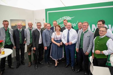 Herr Bundesminister Norbert Totschnig besuchte die Rieder Messe. Beginn war die offizielle Er&ouml;ffnung und es folgte ein Rundgang mit Bundeskanzler Christian Stocker.