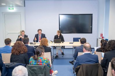 Br&auml;nde durch Lithium-Batterien: Totschnig ladet zum Runden Tisch ein. Teilgenommen haben Expertinnen und Experten der jeweiligen Branchen.