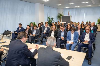 Br&auml;nde durch Lithium-Batterien: Totschnig ladet zum Runden Tisch ein. Teilgenommen haben Expertinnen und Experten der jeweiligen Branchen.