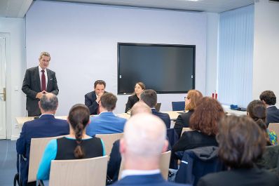 Br&auml;nde durch Lithium-Batterien: Totschnig ladet zum Runden Tisch ein. Teilgenommen haben Expertinnen und Experten der jeweiligen Branchen.