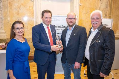 Im Zuge des internationalen Fleisch- und Wurstwarenwettbewerbs verlieh Herr Bundesminister Norbert Totschnig die Pokale an die Preistr&auml;gerinnen und Preistr&auml;ger.