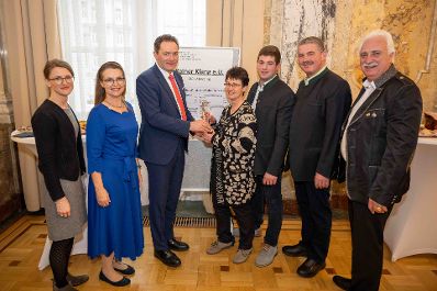 Im Zuge des internationalen Fleisch- und Wurstwarenwettbewerbs verlieh Herr Bundesminister Norbert Totschnig die Pokale an die Preistr&auml;gerinnen und Preistr&auml;ger.