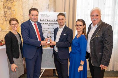 Im Zuge des internationalen Fleisch- und Wurstwarenwettbewerbs verlieh Herr Bundesminister Norbert Totschnig die Pokale an die Preistr&auml;gerinnen und Preistr&auml;ger.