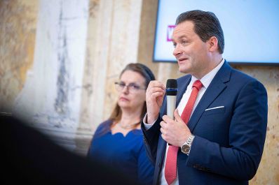 Im Zuge des internationalen Fleisch- und Wurstwarenwettbewerbs verlieh Herr Bundesminister Norbert Totschnig die Pokale an die Preistr&auml;gerinnen und Preistr&auml;ger.