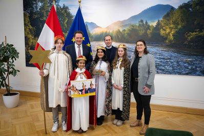 J&auml;hrlich besuchen die Sternsinger den Bundesminister Norbert Totschnig im Kabinett im Regierungsgeb&auml;ude am Stubenring.