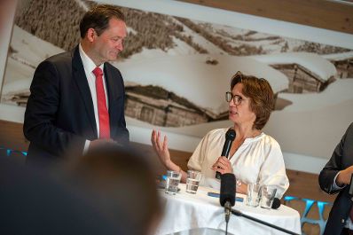 Offizielle Session: &quot;Sundowner zum Thema Bio&ouml;konomie&quot; mit Bundesminister Norbert Totschnig, EU-Kommissarin Roswall und Florian Kampleitner.