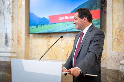 Am Tag der Demokratie lud Herr Bundesminister Norbert Totschnig Sch&uuml;lerinnen und Sch&uuml;ler aus den Schulen ein um ihnen einen Einblick in das Thema Demokratie zu geben.