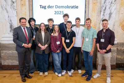 Am Tag der Demokratie lud Herr Bundesminister Norbert Totschnig Sch&uuml;lerinnen und Sch&uuml;ler aus den Schulen ein um ihnen einen Einblick in das Thema Demokratie zu geben.