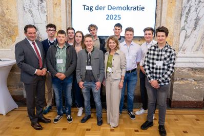 Am Tag der Demokratie lud Herr Bundesminister Norbert Totschnig Sch&uuml;lerinnen und Sch&uuml;ler aus den Schulen ein um ihnen einen Einblick in das Thema Demokratie zu geben.