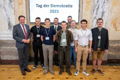 Am Tag der Demokratie lud Herr Bundesminister Norbert Totschnig Sch&uuml;lerinnen und Sch&uuml;ler aus den Schulen ein um ihnen einen Einblick in das Thema Demokratie zu geben.