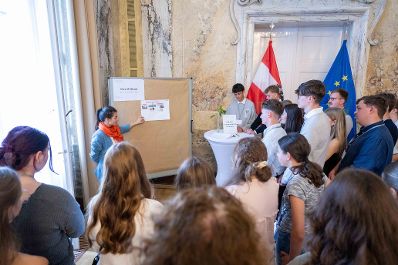 Am Tag der Demokratie lud Herr Bundesminister Norbert Totschnig Sch&uuml;lerinnen und Sch&uuml;ler aus den Schulen ein um ihnen einen Einblick in das Thema Demokratie zu geben.
