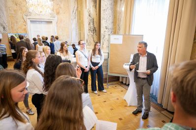 Am Tag der Demokratie lud Herr Bundesminister Norbert Totschnig Sch&uuml;lerinnen und Sch&uuml;ler aus den Schulen ein um ihnen einen Einblick in das Thema Demokratie zu geben.