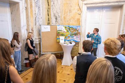 Am Tag der Demokratie lud Herr Bundesminister Norbert Totschnig Sch&uuml;lerinnen und Sch&uuml;ler aus den Schulen ein um ihnen einen Einblick in das Thema Demokratie zu geben.