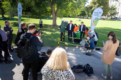 Zum Start der Tour der Trashbusters besuchte Herr Bundesminister Norbert Totschnig den ersten Halt der Tour in Wien. Gemeinsam wurde der &quot;Tatort&quot; untersucht.