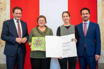 Bundesminister Norbert Totschnig verlieh gemeinsam mit Bundesminister Christoph Wiederkehr Umweltzeichen im Rahmen der Umweltzeichenverleihung im Marmorsaal im Regierungsgeb&auml;ude.