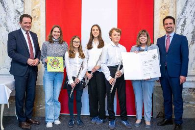 Bundesminister Norbert Totschnig verlieh gemeinsam mit Bundesminister Christoph Wiederkehr Umweltzeichen im Rahmen der Umweltzeichenverleihung im Marmorsaal im Regierungsgeb&auml;ude.