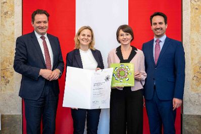 Bundesminister Norbert Totschnig verlieh gemeinsam mit Bundesminister Christoph Wiederkehr Umweltzeichen im Rahmen der Umweltzeichenverleihung im Marmorsaal im Regierungsgeb&auml;ude.