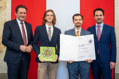 Bundesminister Norbert Totschnig verlieh gemeinsam mit Bundesminister Christoph Wiederkehr Umweltzeichen im Rahmen der Umweltzeichenverleihung im Marmorsaal im Regierungsgeb&auml;ude.