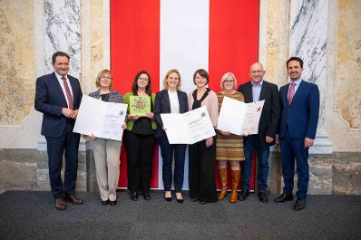 Bundesminister Norbert Totschnig verlieh gemeinsam mit Bundesminister Christoph Wiederkehr Umweltzeichen im Rahmen der Umweltzeichenverleihung im Marmorsaal im Regierungsgeb&auml;ude.