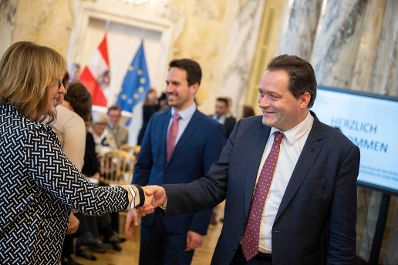 Bundesminister Norbert Totschnig verlieh gemeinsam mit Bundesminister Christoph Wiederkehr Umweltzeichen im Rahmen der Umweltzeichenverleihung im Marmorsaal im Regierungsgeb&auml;ude.