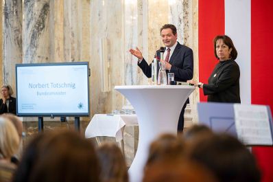 Bundesminister Norbert Totschnig verlieh gemeinsam mit Bundesminister Christoph Wiederkehr Umweltzeichen im Rahmen der Umweltzeichenverleihung im Marmorsaal im Regierungsgeb&auml;ude.