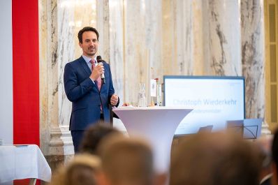 Bundesminister Norbert Totschnig verlieh gemeinsam mit Bundesminister Christoph Wiederkehr Umweltzeichen im Rahmen der Umweltzeichenverleihung im Marmorsaal im Regierungsgeb&auml;ude.
