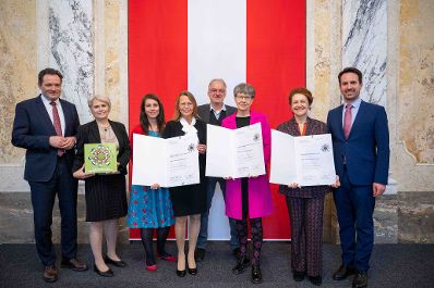 Bundesminister Norbert Totschnig verlieh gemeinsam mit Bundesminister Christoph Wiederkehr Umweltzeichen im Rahmen der Umweltzeichenverleihung im Marmorsaal im Regierungsgeb&auml;ude.