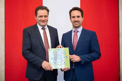 Bundesminister Norbert Totschnig verlieh gemeinsam mit Bundesminister Christoph Wiederkehr Umweltzeichen im Rahmen der Umweltzeichenverleihung im Marmorsaal im Regierungsgeb&auml;ude.