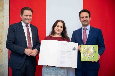 Bundesminister Norbert Totschnig verlieh gemeinsam mit Bundesminister Christoph Wiederkehr Umweltzeichen im Rahmen der Umweltzeichenverleihung im Marmorsaal im Regierungsgeb&auml;ude.