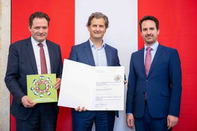 Bundesminister Norbert Totschnig verlieh gemeinsam mit Bundesminister Christoph Wiederkehr Umweltzeichen im Rahmen der Umweltzeichenverleihung im Marmorsaal im Regierungsgeb&auml;ude.