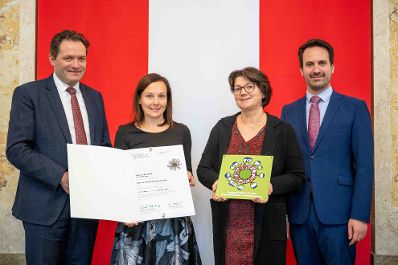 Bundesminister Norbert Totschnig verlieh gemeinsam mit Bundesminister Christoph Wiederkehr Umweltzeichen im Rahmen der Umweltzeichenverleihung im Marmorsaal im Regierungsgeb&auml;ude.