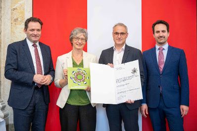 Bundesminister Norbert Totschnig verlieh gemeinsam mit Bundesminister Christoph Wiederkehr Umweltzeichen im Rahmen der Umweltzeichenverleihung im Marmorsaal im Regierungsgeb&auml;ude.