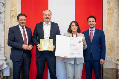 Bundesminister Norbert Totschnig verlieh gemeinsam mit Bundesminister Christoph Wiederkehr Umweltzeichen im Rahmen der Umweltzeichenverleihung im Marmorsaal im Regierungsgeb&auml;ude.