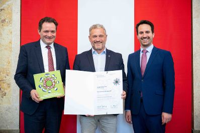Bundesminister Norbert Totschnig verlieh gemeinsam mit Bundesminister Christoph Wiederkehr Umweltzeichen im Rahmen der Umweltzeichenverleihung im Marmorsaal im Regierungsgeb&auml;ude.