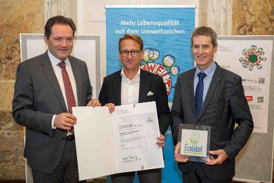 Bundesminister Norbert Totschnig verlieh das &Ouml;sterreichische Umweltzeichen an Unternehmen, die besonders nachhaltig wirtschaften. Die Umweltzeichenverleihung fand im Marmorsaal des Regierungsgeb&auml;udes am Stubenring statt.