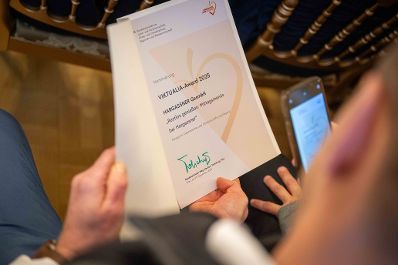 Bereits zum 6. Mal wird der VIKTUALIA-Award f&uuml;r herausragende Projekte und Ideen gegen Lebensmittelverschwendung verliehen. Herr Bundesminister Norbert Totschnig zeichnete die Gewinner-Projekte Im Marmorsaal des Regierungsgeb&auml;udes aus.