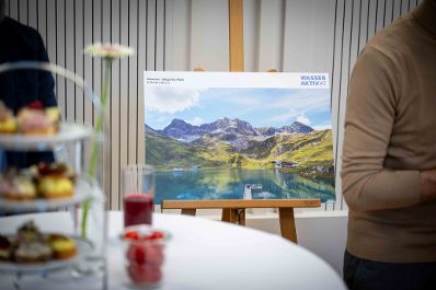 Im Rahmen des Wasseraktiv Fotowettbewerbs 2025 wurden die Gewinnerinnen und Gewinner im Bundesministerium f&uuml;r Land- und Forstwirtschaft, Klima- und Umweltschutz, Regionen und Wasserwirtschaft ausgezeichnet. Juryvoting 4. Platz: &quot;Z&uuml;rsersee - Spiegel der Alpen&quot; von Daniel Heinrich.
