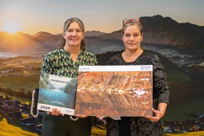 Im Rahmen des Wasseraktiv Fotowettbewerbs 2025 wurden die Gewinnerinnen und Gewinner im Bundesministerium f&uuml;r Land- und Forstwirtschaft, Klima- und Umweltschutz, Regionen und Wasserwirtschaft ausgezeichnet. Publikumsvoting Platz 2: &quot;Ottensteiner Stausee&quot; von Anita Eisner mit Sektionschefin Monika M&ouml;rth.